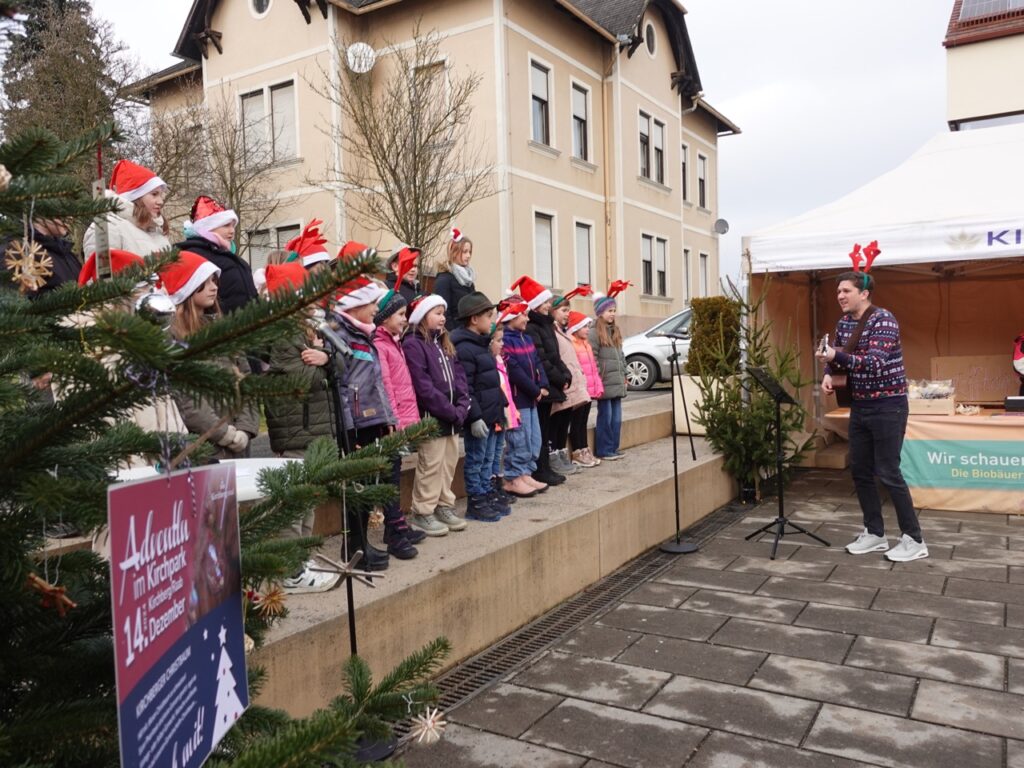 Schülerchor beim Adventln